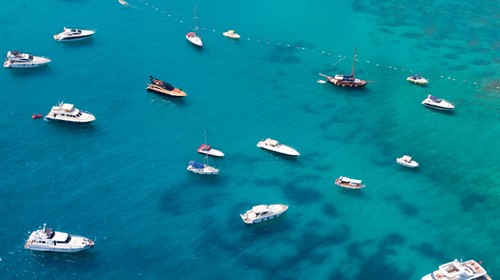 How to choose the right location for anchoring a boat