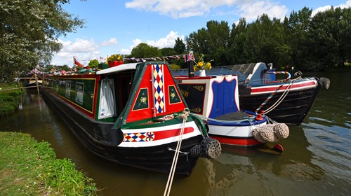 Complete guide to narrowboat paint designs