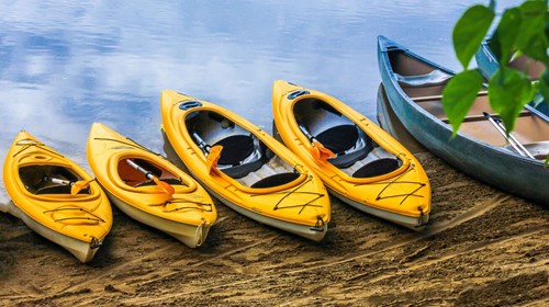 What’s the difference between a kayak and a canoe?