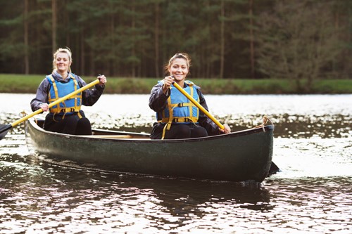 difference between kayak and canoe image two women in canoe